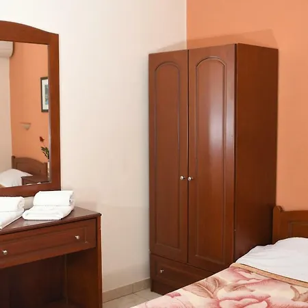 Hotel Manos *
